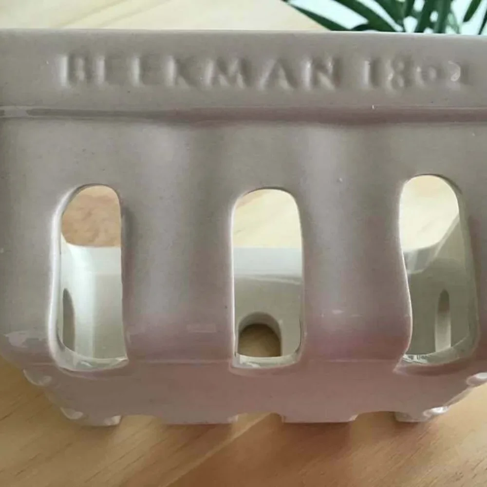 Beekman 1802 Ceramic Soap Dish for 3.5 oz. palm size bars / Brand New